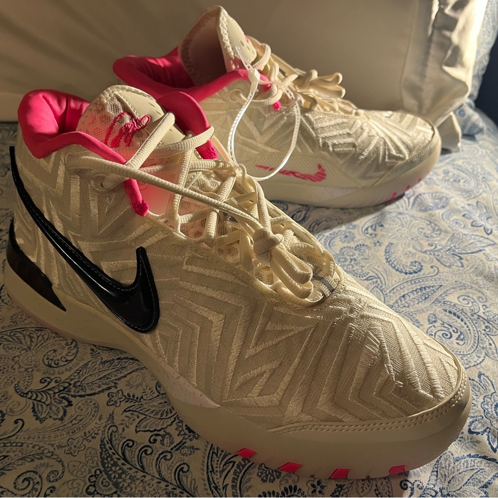 Nike Men’s Cream Athletic Sneakers with Hot Pink and Black Accents